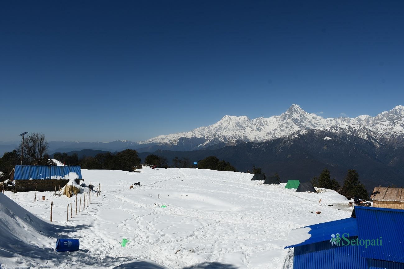 पोखरा नजिकै ताङतिङ गाउँको शिरमा क्रपुडाँडा र देखिएको अन्नपूर्ण हिमशृङ्खला। 